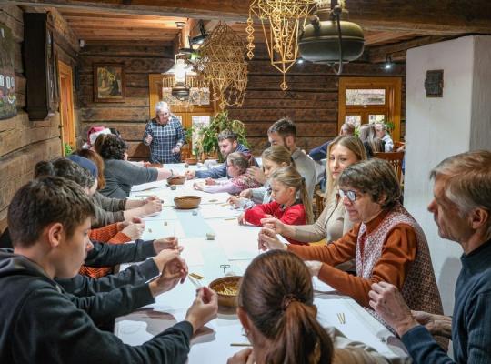 Kleboniškių muziejaus advento susibūrimus užbaigė kalėdinių žaisliukų dirbtuvės