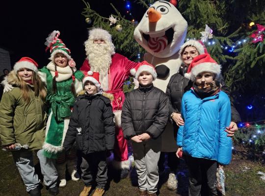 Pociūnuose nušvito Kalėdų eglė: šventėje siautė Saldainiukė, Olafas ir Kalėdų Senelis!