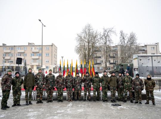 Radviliškyje paminėtas Laisvės gynėjų dienos 35-metis: nuo žvakės lange iki laužų Aušros aikštėje