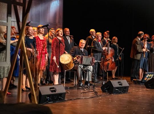 „Gėlės iš šieno“ – kai romanai ir romansai susitiko vienoje scenoje