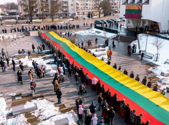 Trispalvės spalvomis nusidažiusi Kovo 11-oji Radviliškyje