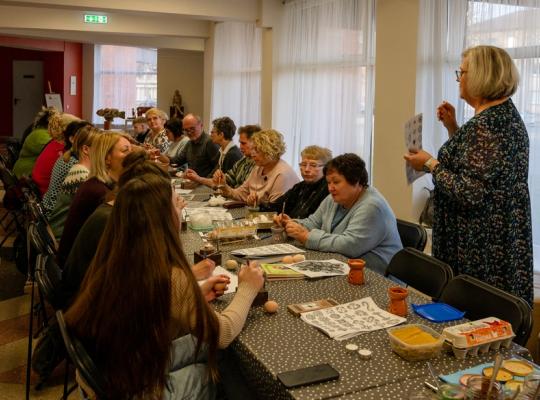 Iš taško gimstantys raštai: margučių marginimo vašku edukacija