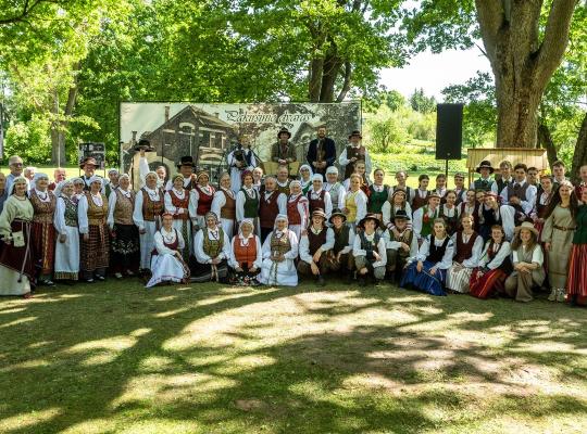 Pakiršinio dvare suskambo raštai ir atgijo Sekminių tradicijos