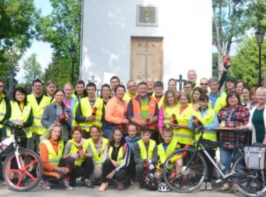Keturiasdešimt dviratininkų savaitgalį riedėjo Radviliškio bažnyčių keliu