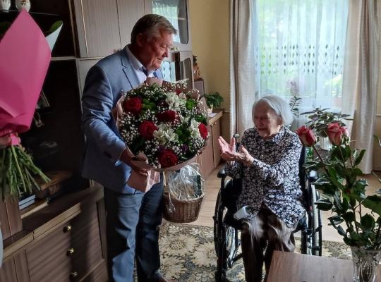 Pasveikinta Radviliškio miesto šimtametė