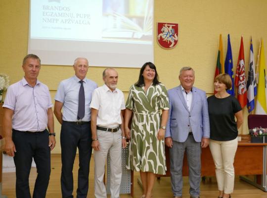 Švietimo įstaigų vadovų pasitarime – atsisveikinimo ir naujos pradžios nuotaikos