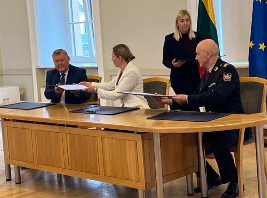 Pasirašyta trišalė sutartis dėl pilotinio priešgaisrinės saugos modelio Radviliškio rajone