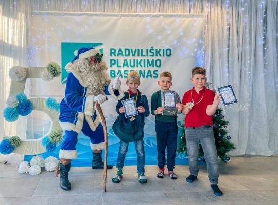 Plaukimo baseine vyko tradicinės kalėdinės vaikų plaukimo varžybos