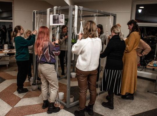 Tarptautinę edukacijų dieną pažintis su „Makrame“ technika