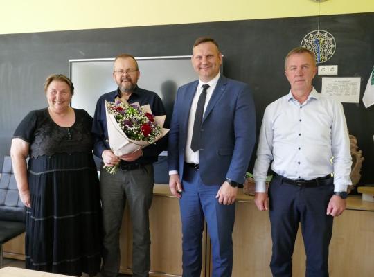 Ženklelis „Už nuopelnus švietimui“ – nusipelniusiam pedagogui Arvydui Kavaliauskui