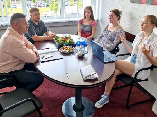 Meras su Moksleivių sąjungos atstovėmis kalbėjosi, kaip spręsti didžiausias mokyklų problemas