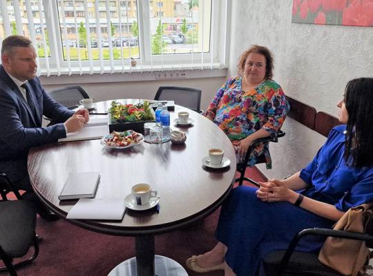 Aptarta galimybė naujas elektromobilių įkrovimo stoteles Radviliškio rajone įrengti už dyką