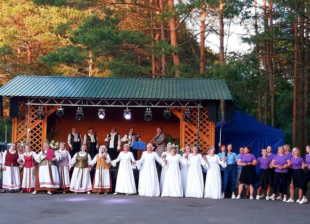 Visi kolektyvai atlieka bendrą dainą