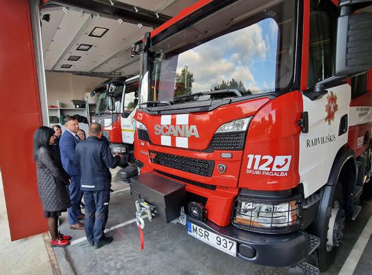 Ugniagesiai rajono vadovams pristatė naująjį gelbėjimo automobilį