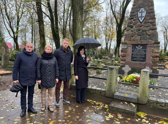 Ant Lietuvos kariuomenės savanorių, partizanų ir tremtinių kapų sužibo atminimo žvakutės