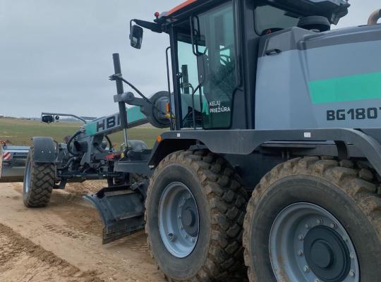 Kelininkai tęsia šalies žvyrkelių priežiūros darbus