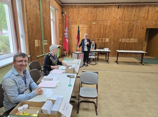 Prasidėjo balsavimas iš anksto Prezidento rinkimuose ir referendume dėl pilietybės išsaugojimo