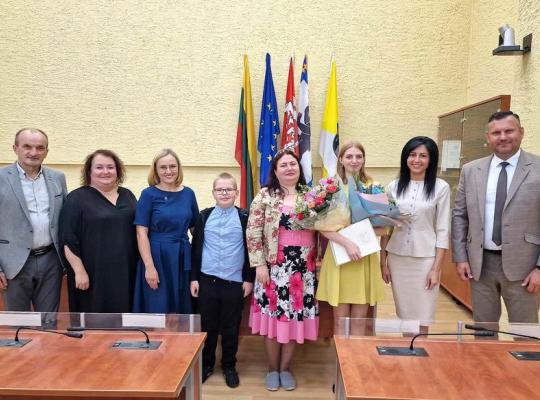 Apdovanotos šimtukus už valstybinius egzaminus gavusios abiturientės