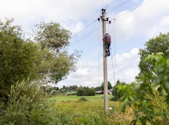 Ilgiau kaip tris paras elektros neturintiems gyventojams ESO turės išmokėti kompensacijas  