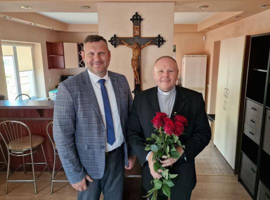 Rajono meras susitiko su naujuoju Šeduvos parapijos klebonu