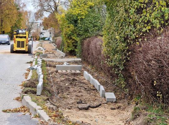 Pėsčiųjų saugumui užtikrinti Maironio gatvėje atnaujinamas šaligatvis