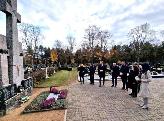Ant Lietuvos kariuomenės savanorių, partizanų ir tremtinių kapų sužibo atminimo žvakutės