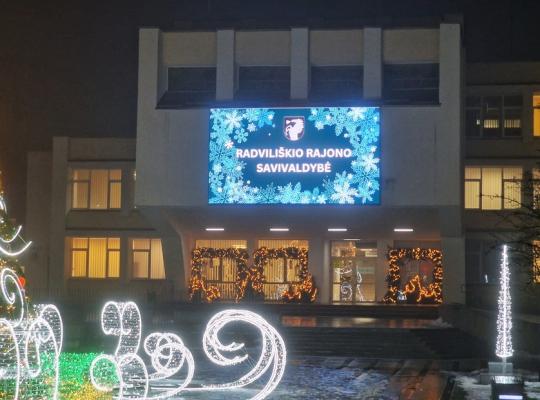 Naujas informacinis ekranas: gyventojų idėja papuošė Radviliškį