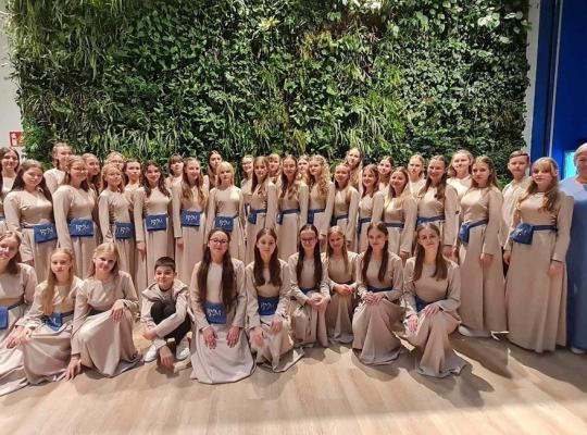 Didelė garbė Radviliškiui: jaunių choras „Saulės vaikai“ pelnė „Aukso paukštės“ apdovanojimą