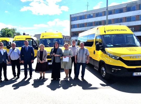 Mokiniai į mokyklas keliaus saugiau: nupirkti keturi nauji autobusai