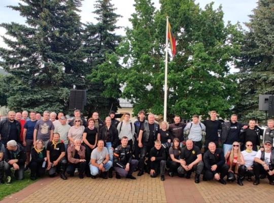 Valstybės diena Šeduvoje paminėta motociklų ir retromobilių paradu ir skambiomis dainomis