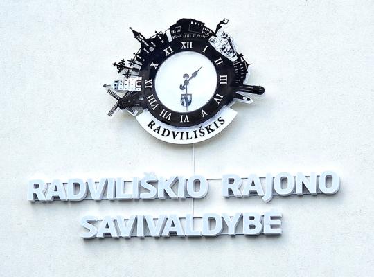 Laikrodis su Radviliškio simboliais vėl skaičiuoja valandas ant Savivaldybės pastato