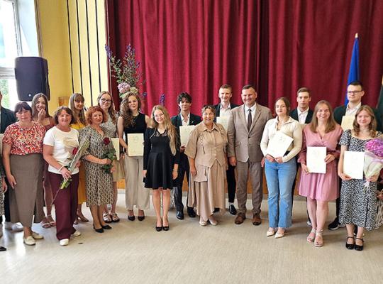 Rajono meras pasveikino Lizdeikos gimnazijos šimtukininkus