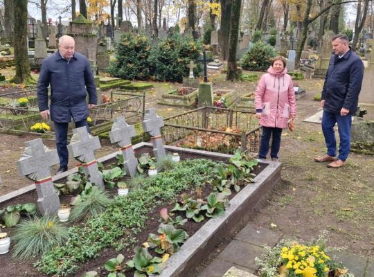 Radviliškio rajono vadovai aplankė žuvusiųjų už Lietuvos laisvę kapus