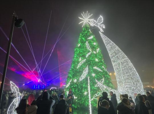 Radviliškio miesto širdyje – magiška Kalėdų eglės įžiebimo šventė