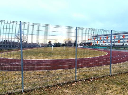 Projektai keičia Lizdeikos gimnaziją: šiemet bus atnaujinta futbolo aikštės danga