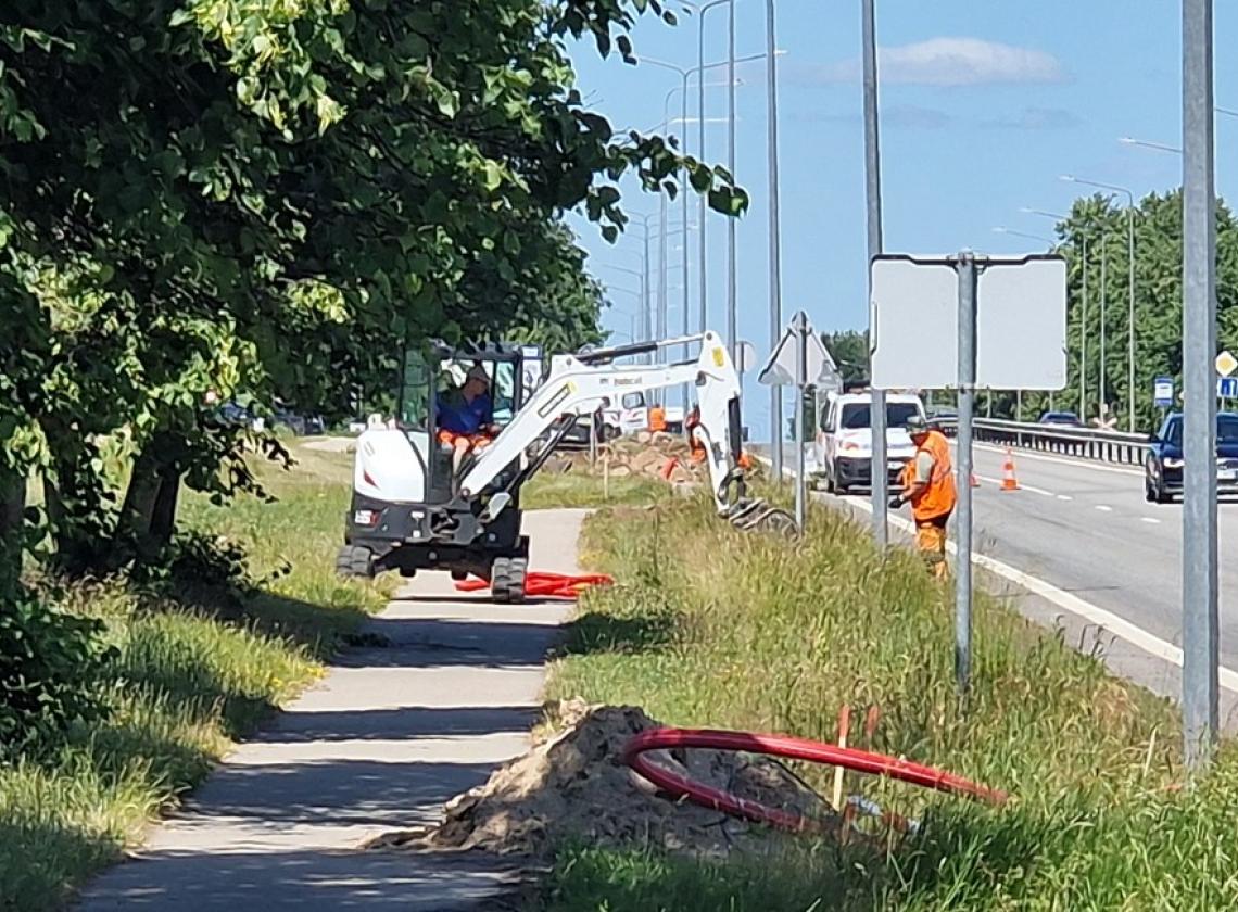 Radviliškyje atnaujinamas nuolat gesdavęs magistralinio kelio apšvietimas