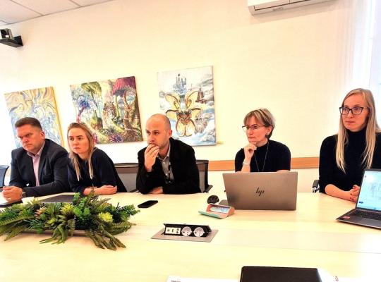 Radviliškio keleiviams – atnaujintas peronas ir nauji elektriniai traukiniai