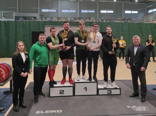 Radviliškyje vykusiame Lietuvos klasikinės jėgos trikovės čempionate – radviliškiečių pergalės