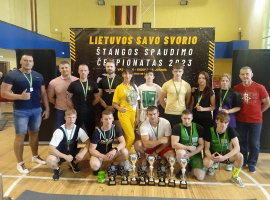 Sėkmingi radviliškiečių sportininkų startai Lietuvos savo svorio štangos spaudimo čempionate