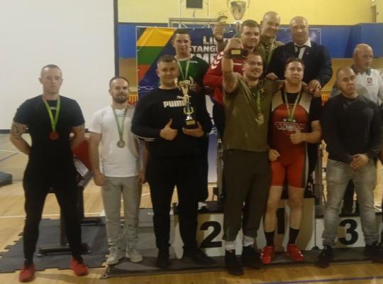 Iš štangos spaudimo čempionato – su pluoštu medalių
