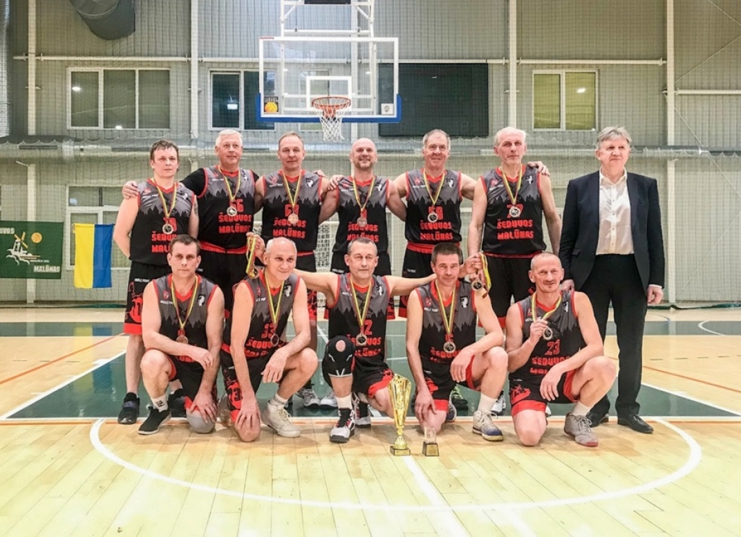 Nuotrauka (autorius – Rimantas Benaitis): 2021–2022 LKVL amžiaus grupės 50+ bronzos medalių laimėtoja – sporto klubo „SK Šeduvos malūnas“ vyrų komanda tęsia savo žygį Lietuvos krepšinio veteranų lygoje. Pirmoje eilėje (tupi) iš kairės: Svajūnas Marazas, Žydrius Burneika, Gintautas Šarauskas, Vilmantas Vėta, Gaudentas Skromanas. Antroje eilėje (stovi) iš kairės: Audrius Narkevičius, Arvydas Mockevičius, Arūnas Kurklinskas, Linas Viliopas, Algimantas Česas, Valdas Reklys ir LKVL generalinis sekretorius, buvęs legendinis Kauno „Žalgirio“ krepšininkas, Vitoldas Masalskis. Nuotraukoje nėra komandos senbūvio Dariaus Uosio.