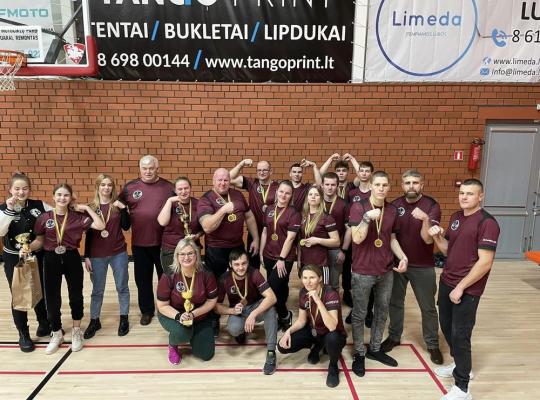 Radviliškiečių pergalės rankų lenkimo turnyre „Šakių taurė“