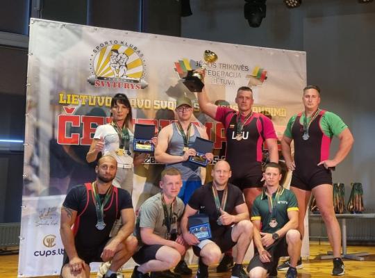 Lietuvos savo svorio štangos spaudimo čempionate – Radviliškio jėgos trikovės klubo sportininkų triumfas