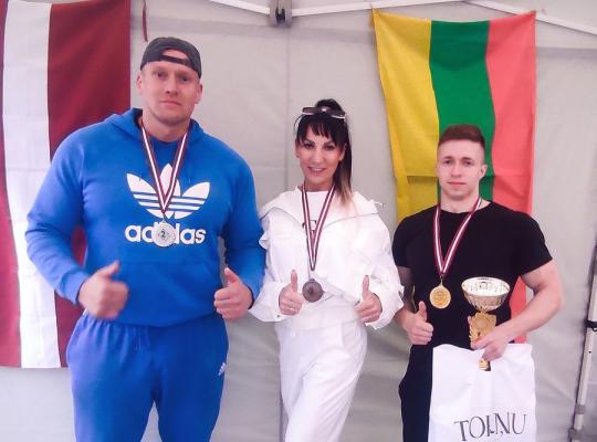 Štangos spaudimo čempionate radviliškiečiai tapo čempionais bei prizininkais