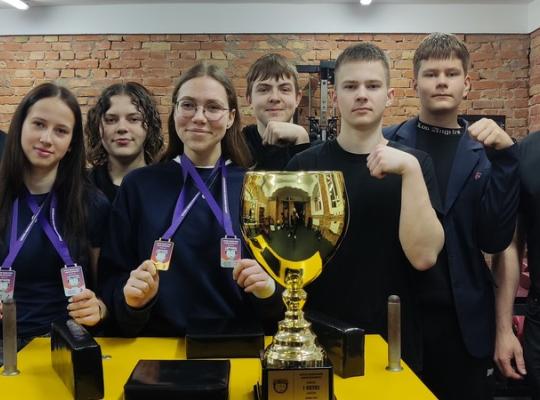 Baisogalos gimnazijos rankų lenkikai Lietuvos jaunimo rankų lenkimo čempionate