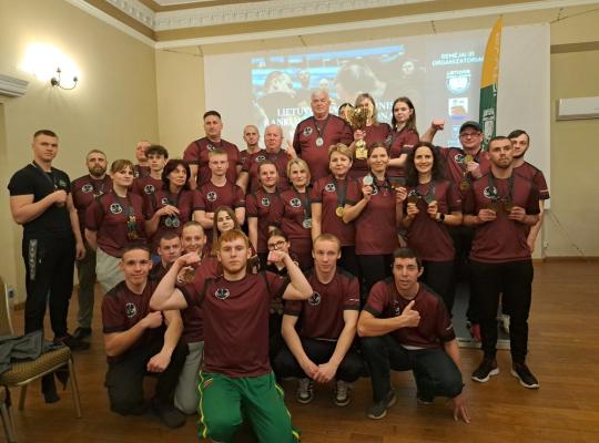 Radviliškio rankų lenkimo komandos sportininkai – Lietuvos čempionai
