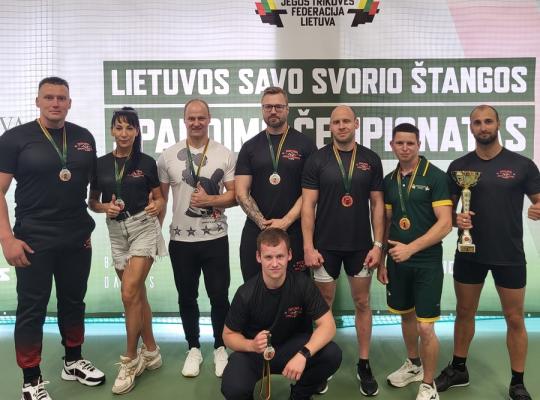 Radviliškio jėgos trikovės klubo sportininkų pasirodymas štangos spaudimo čempionate
