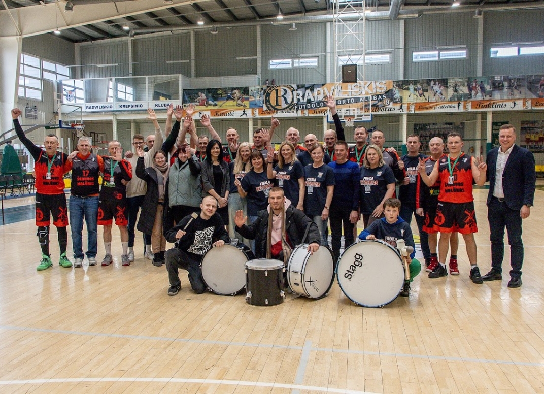 „SK Šeduvos malūnas“ veteranų istorinio 2025 m. sidabrinio triumfo akimirka Radviliškyje su ištikimiausiais sirgaliais