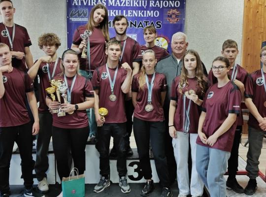 Radviliškio rankų lenkimo sporto klubo narių pasirodymas Mažeikiuose