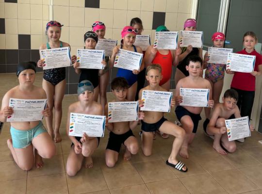 32 pamokos, keičiančios gyvenimą – visi Radviliškio antrokai išmoksta plaukti!